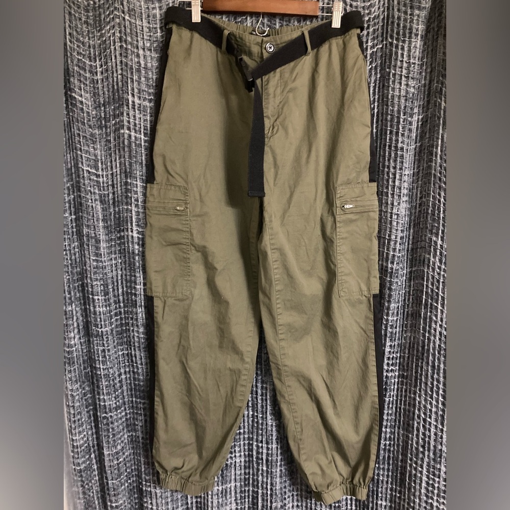 Forever 21 Women’s Khaki Green Cargo Pants
